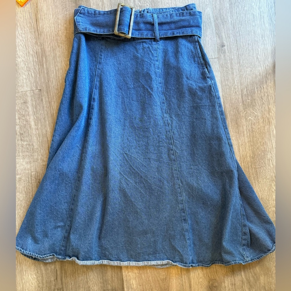 Who What Wear denim midi skirt. Size 6.